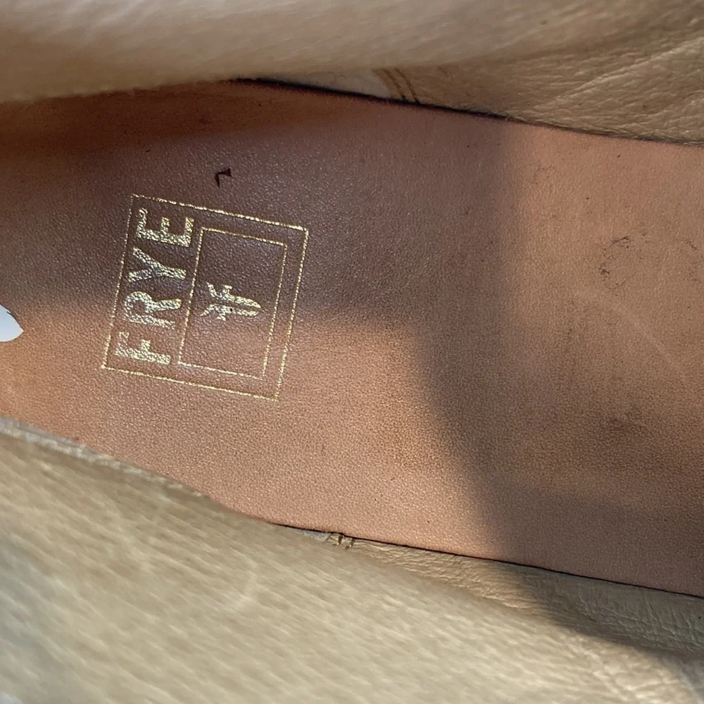 Frye mens chukkas in‎ taupe. Size 8 all suede leather. Excellent condition.